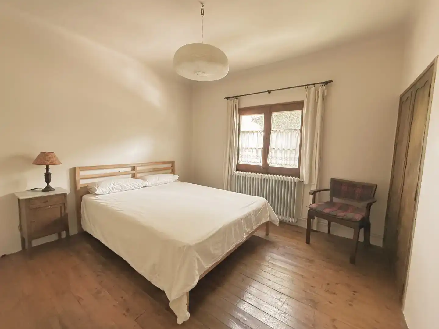 Schlafzimmer von Country house zur Miete in Alp mit Privatgarten, Parkett und Möbliert