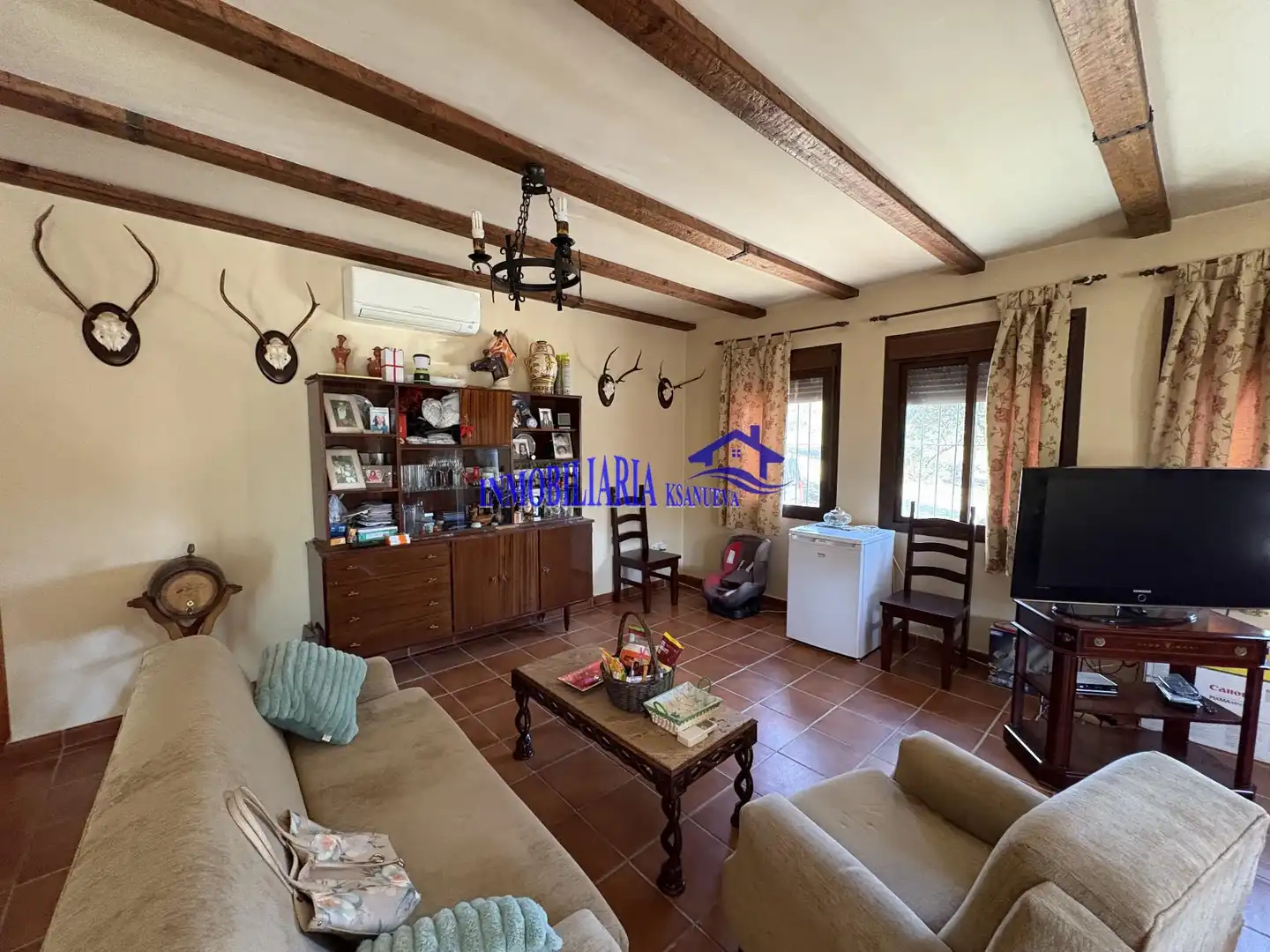 Living room of Country homes for sale in Montoro  with Air Conditioner, Heating and Storage room