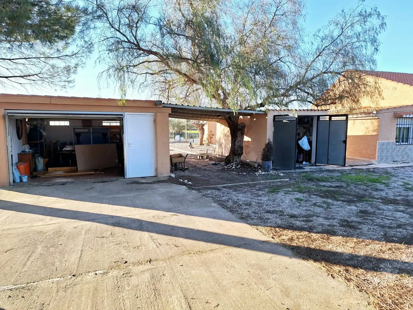 Vista exterior de Casa o xalet en venda en Caudete amb Aire condicionat, Terrassa i Piscina
