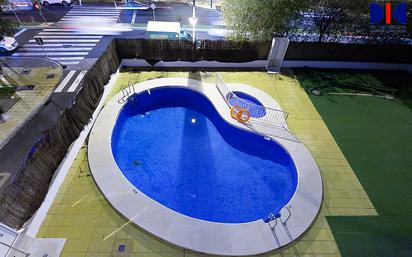 Swimming pool of Flat for sale in  Sevilla Capital  with Air Conditioner, Heating and Terrace