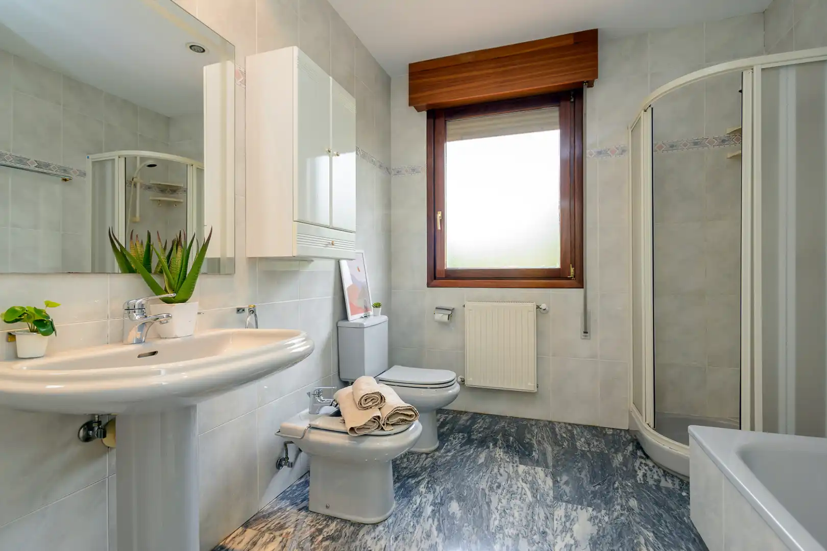 Baño de Casa o chalet en venta en Oviedo  con Calefacción, Jardín privado y Parquet