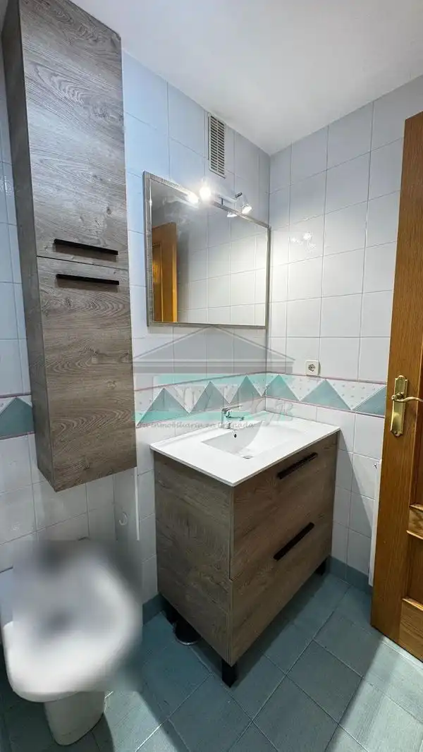 Badezimmer von Wohnung zur Miete in Granada mit Klimaanlage, Heizung und Waschmaschine