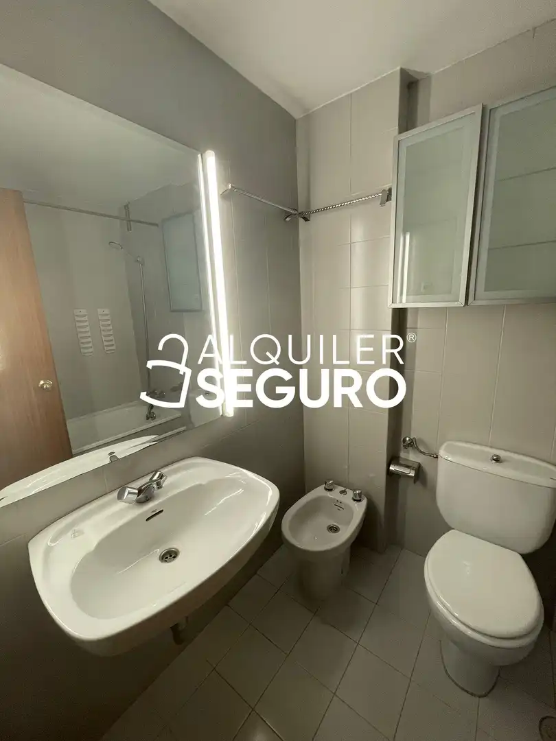 Bathroom of Flat for rent in Madrid  with Heating, Terrace and Swimming Pool