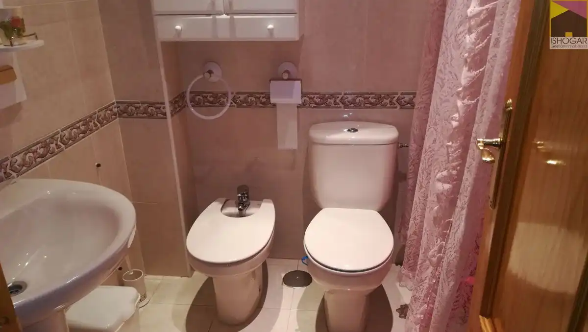Baño de Casa o chalet en venta en Valdepeñas con Aire acondicionado, Calefacción y Parquet