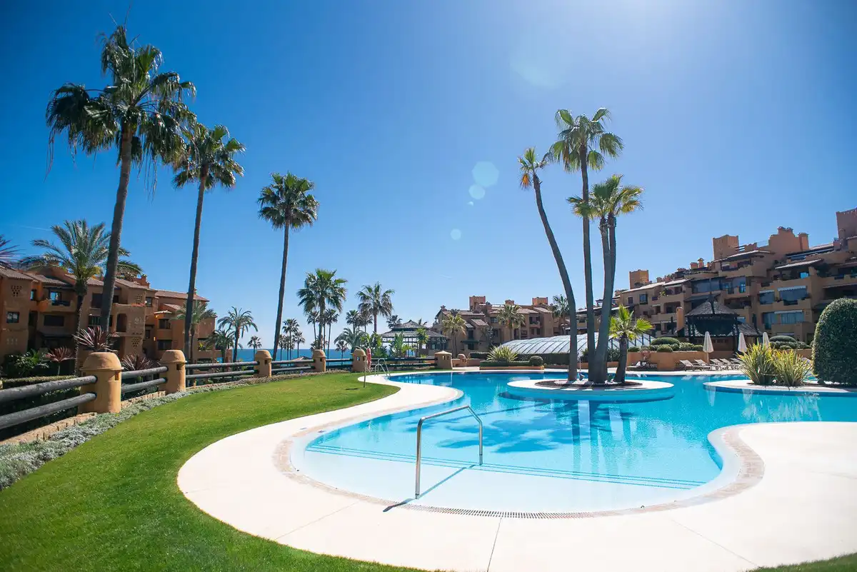 Jardín de Planta baja en venta en Estepona con Aire acondicionado, Terraza y Piscina