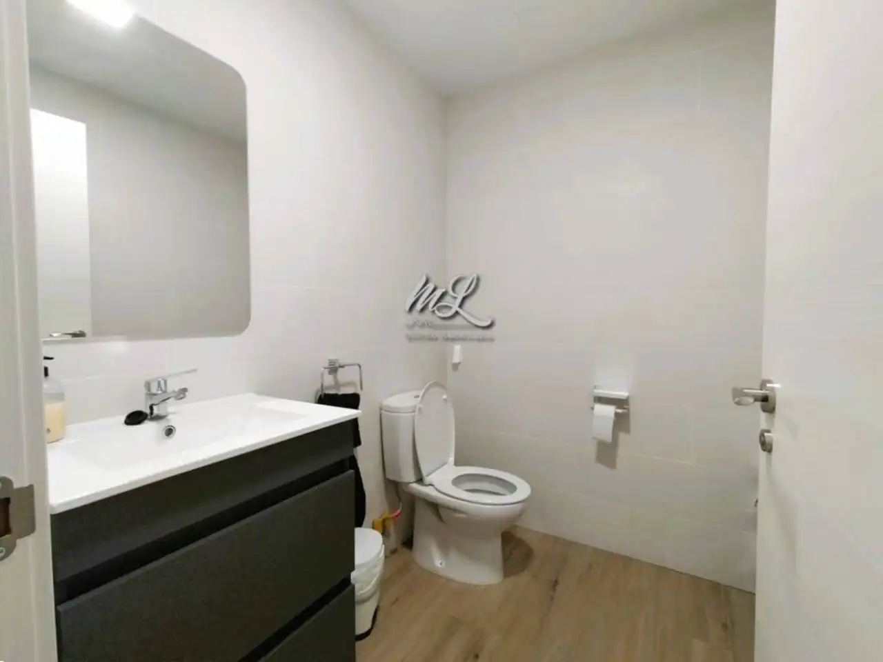 Baño de Oficina de alquiler en Mora con Aire acondicionado y Alarma