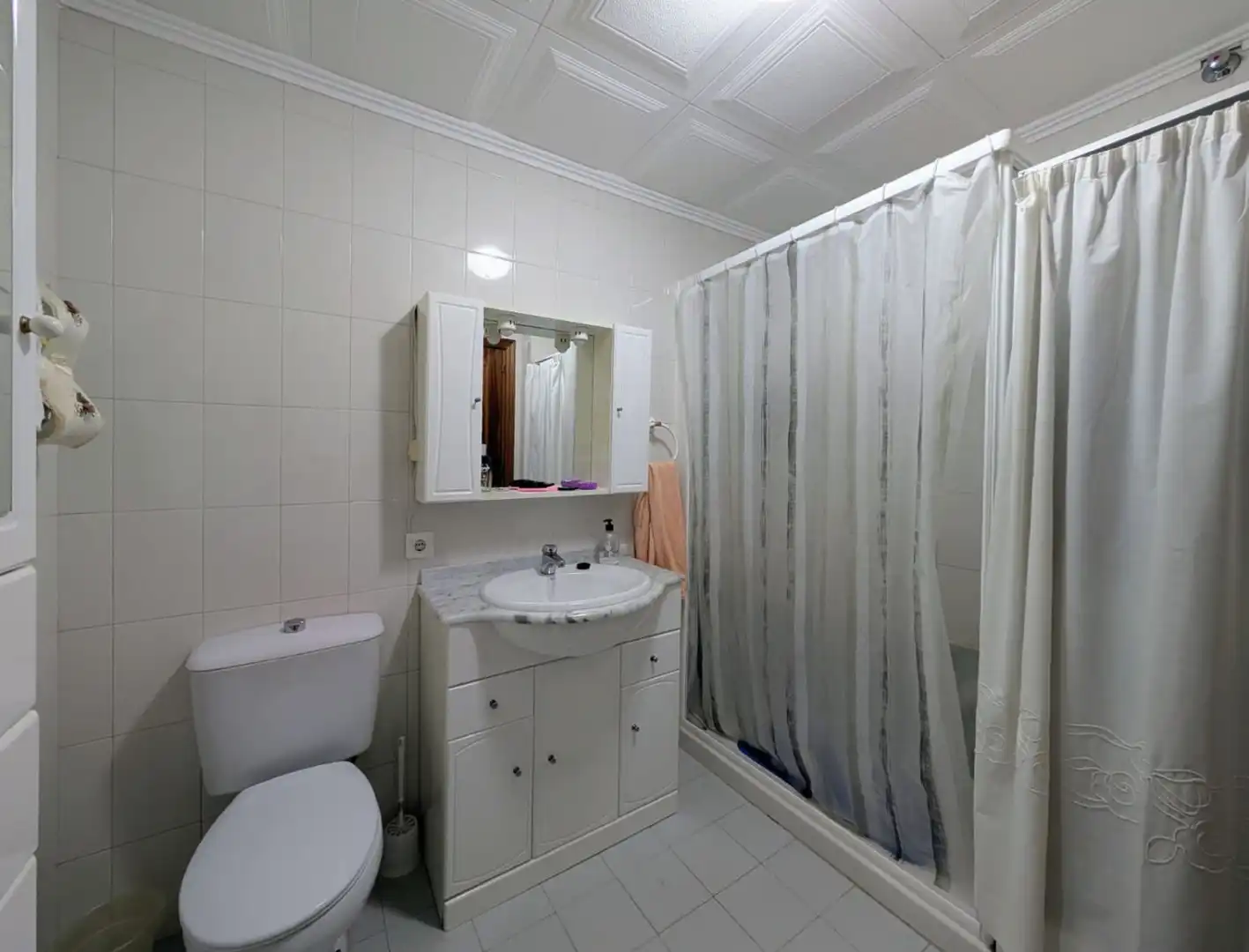 Bathroom of Flat for sale in Loja  with Air Conditioner, Heating and Storage room