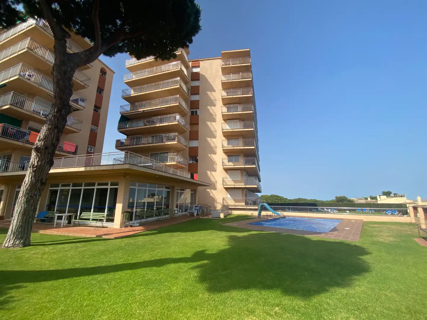 Außenansicht von Wohnungen zum Verkauf in Sant Feliu de Guíxols mit Klimaanlage, Privatgarten und Terrasse