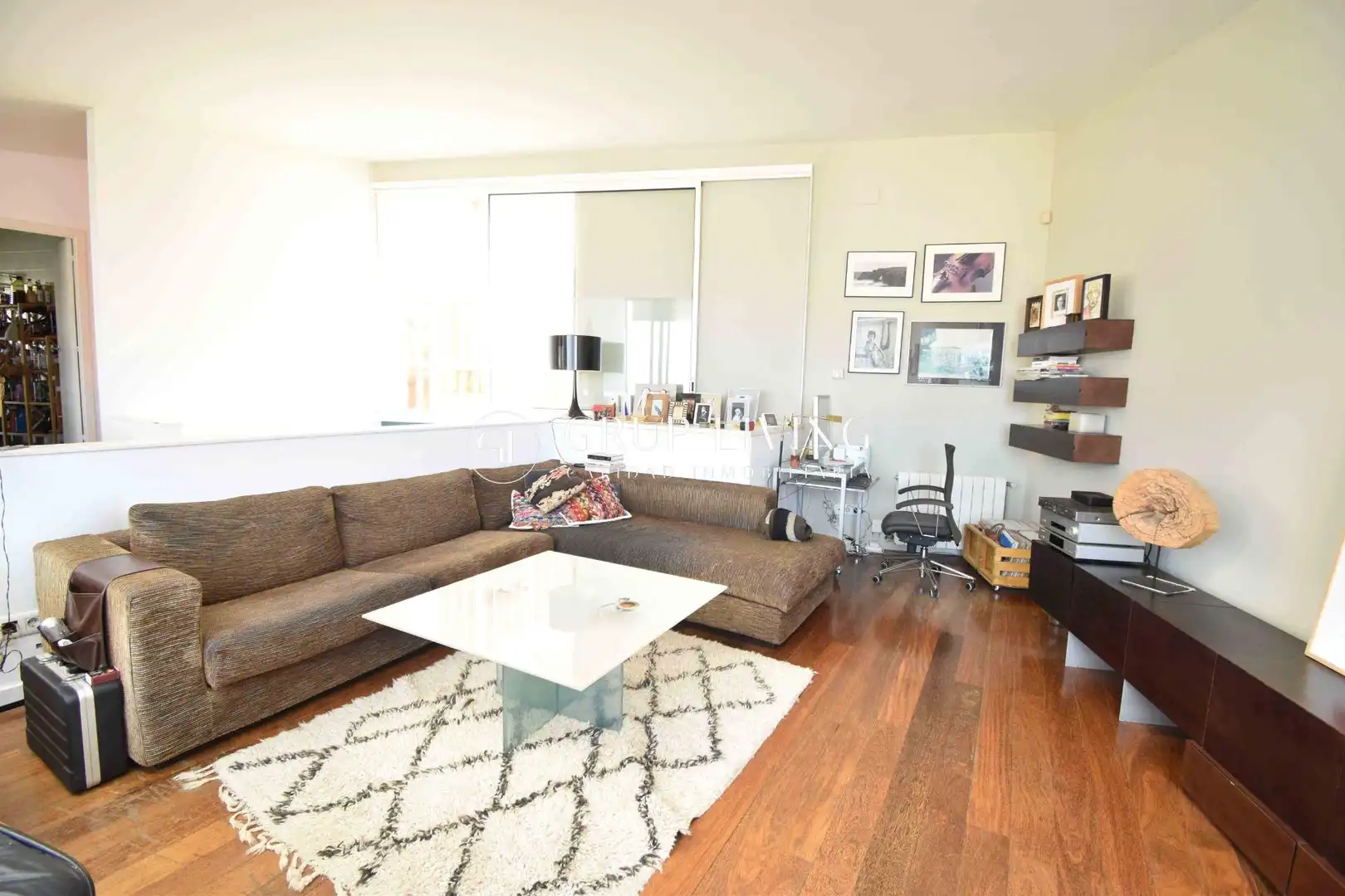 Sala d'estar de Casa o xalet en venda en Sitges amb Calefacció, Jardí privat i Parquet
