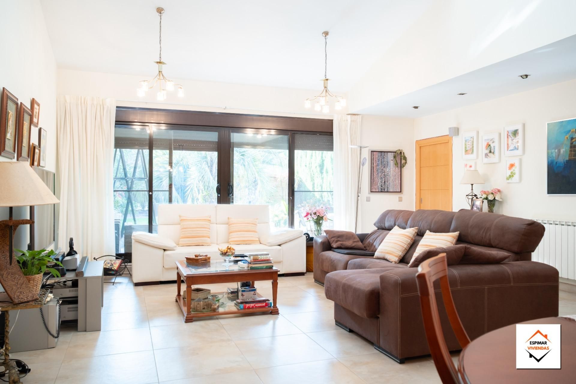 Sala d'estar de Casa adosada en venda en Villanueva de Gállego amb Calefacció, Jardí privat i Terrassa