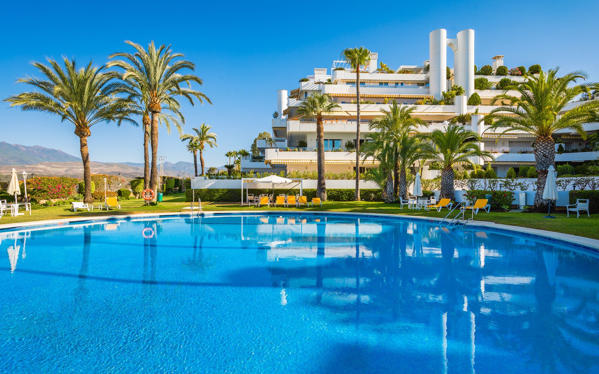 Vista exterior de Apartament en venda en Marbella amb Aire condicionat, Terrassa i Piscina