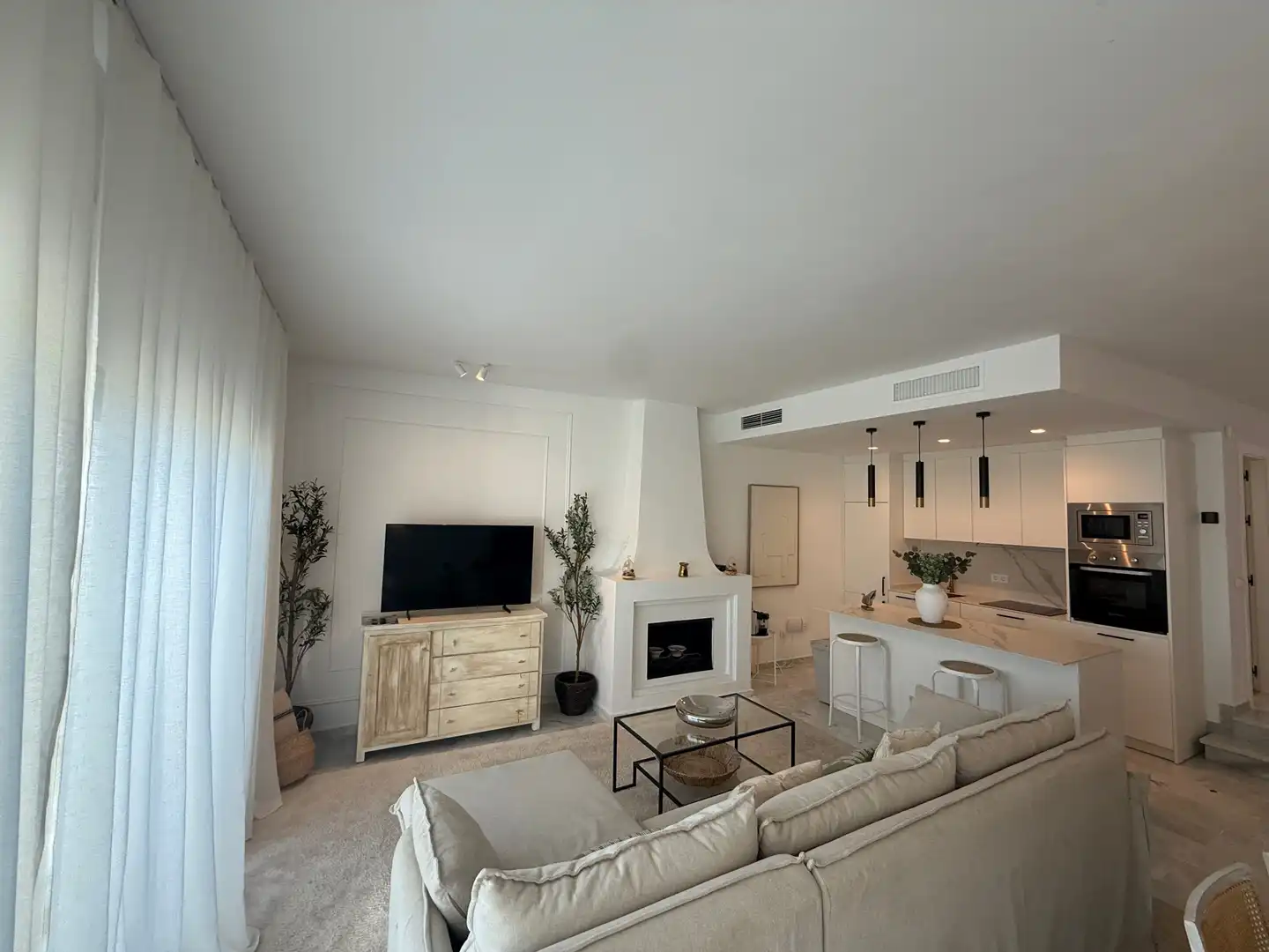 Sala de estar de Casa adosada de alquiler en Estepona con Calefacción, Jardín privado y Alarma