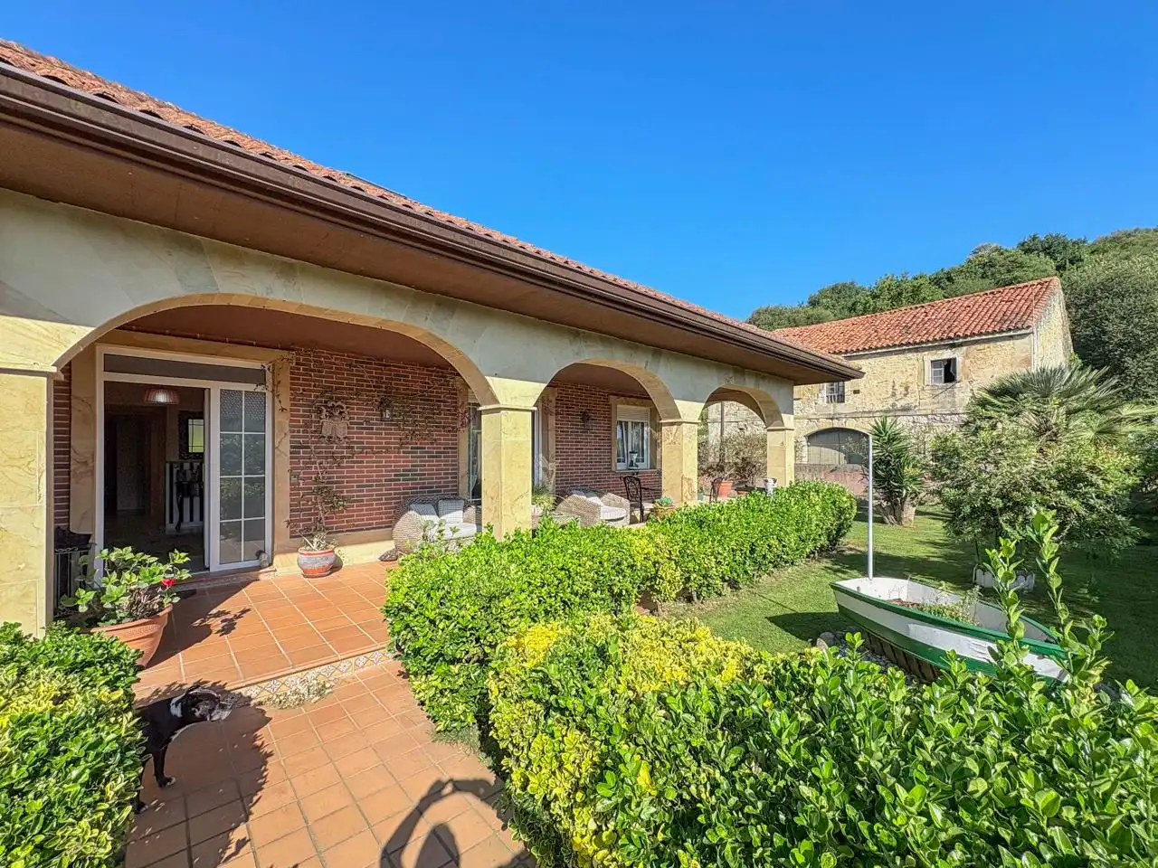 Vista exterior de Casa o xalet en venda en Bárcena de Cicero amb Calefacció, Jardí privat i Piscina