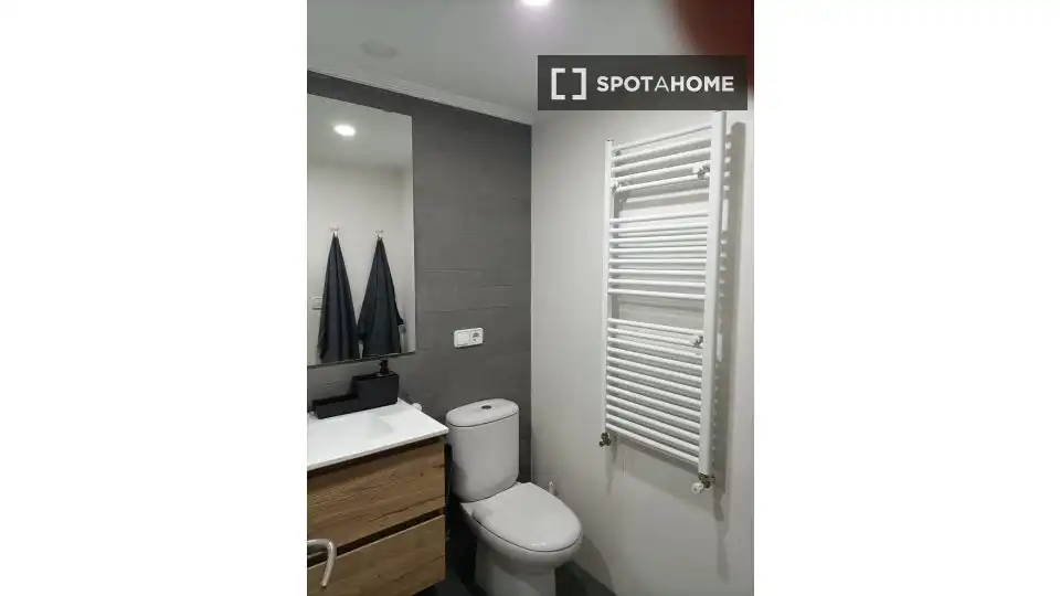 Bathroom of Flat for rent in Valencia  with Air Conditioner, Heating and Furnished