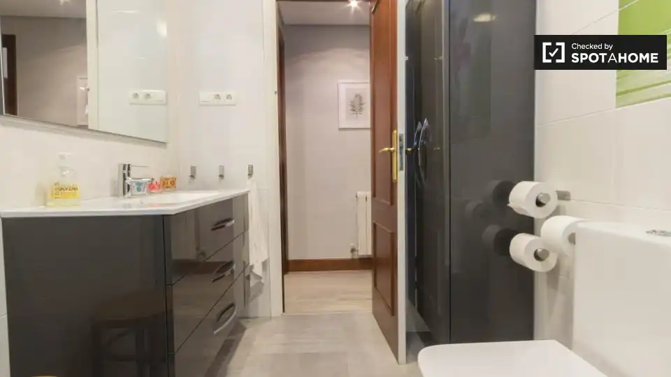 Badezimmer von Wohnung zur untervermieten in Bilbao  mit Klimaanlage, Heizung und Möbliert