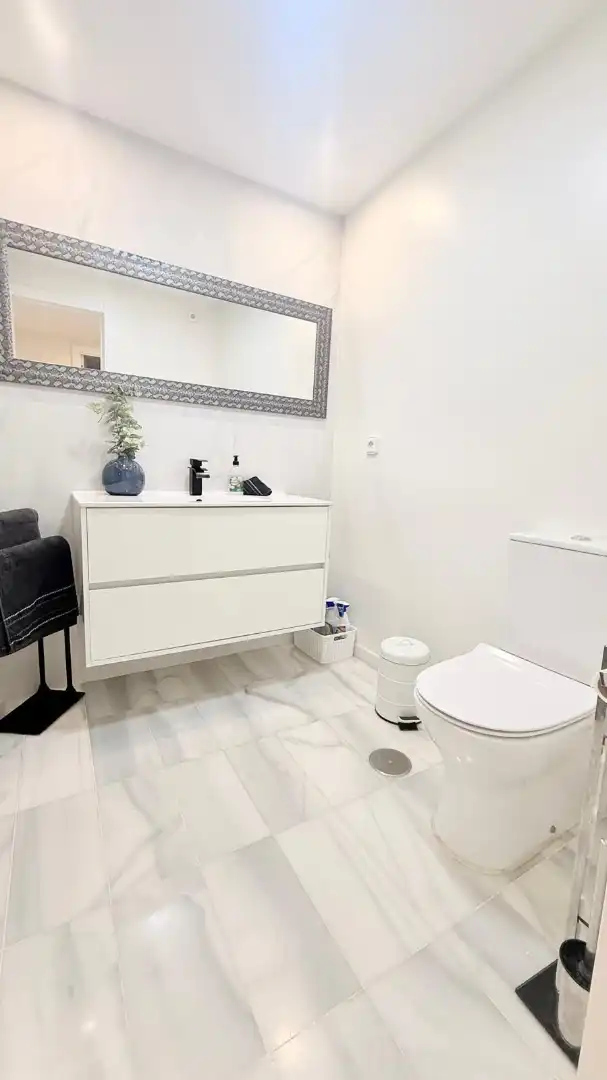 Bany de Pis en venda en Estepona amb Aire condicionat, Calefacció i Terrassa