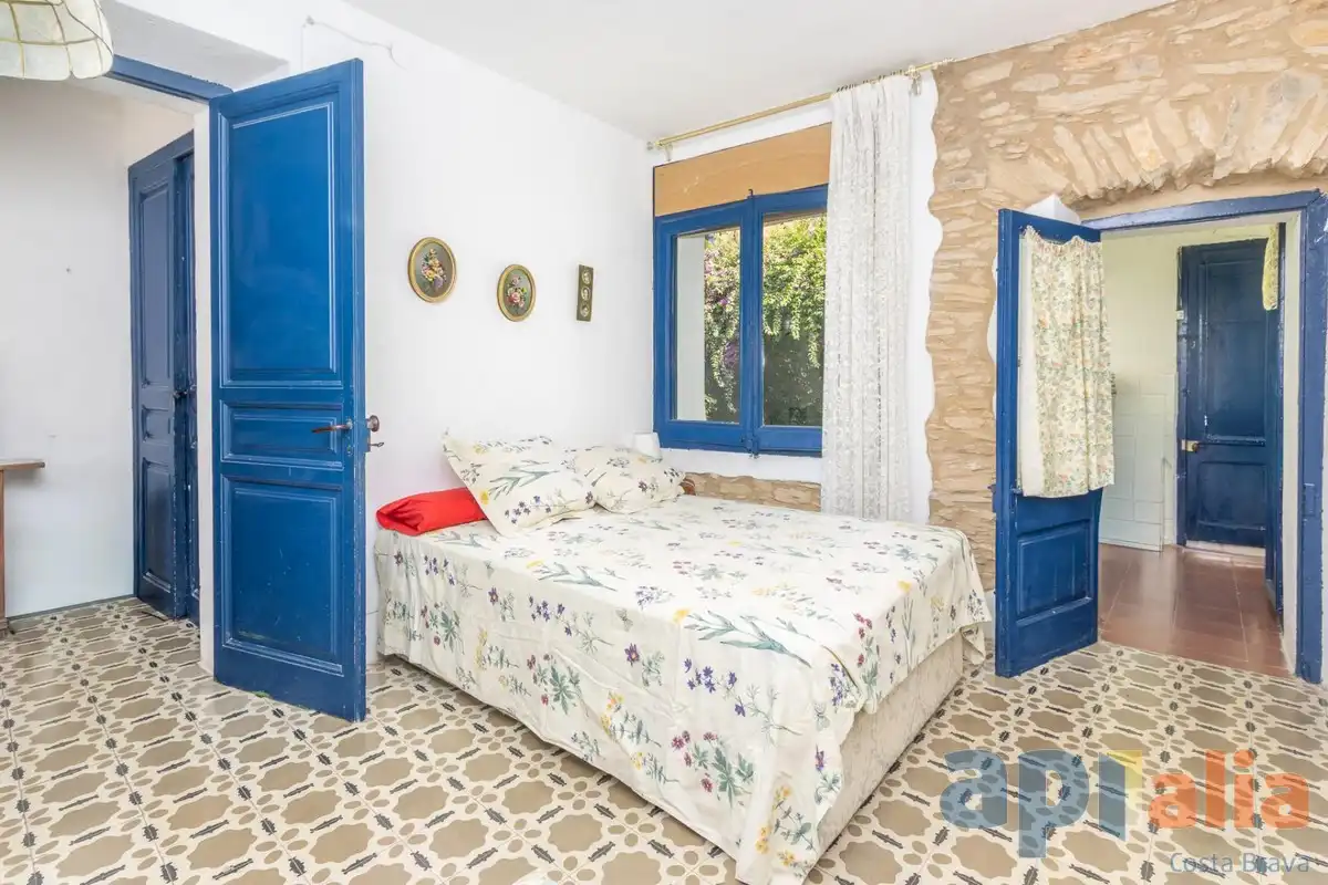 Dormitori de Casa adosada en venda en Begur amb Jardí privat i Moblat