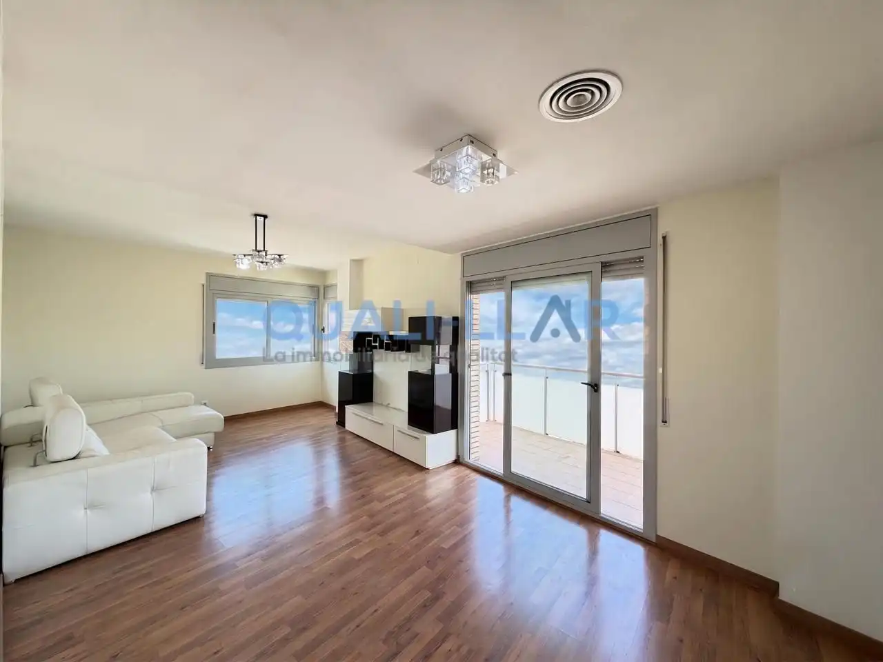 Sala d'estar de Pis en venda en Sant Feliu de Llobregat amb Aire condicionat, Parquet i Traster