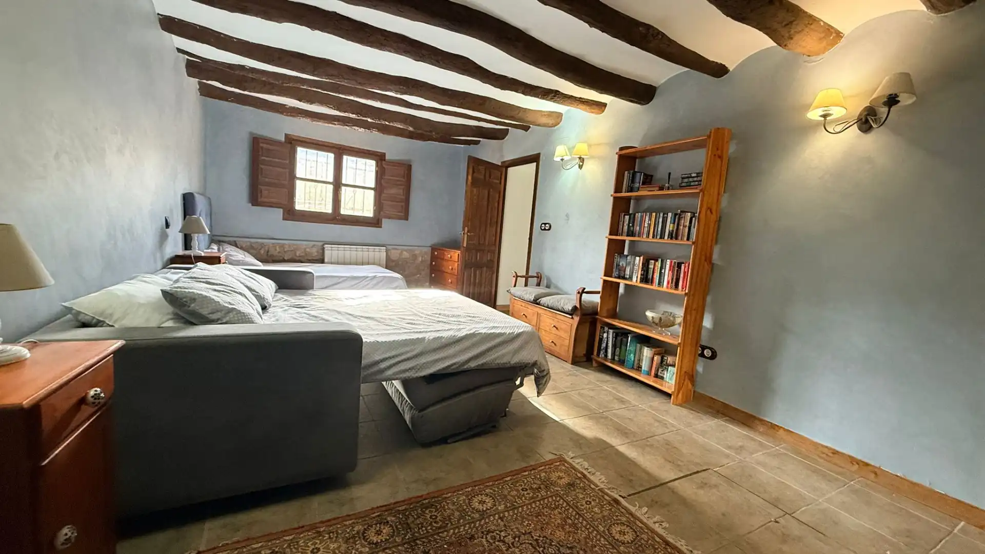 Habitación de Casa adosada en venta en Castellote con Calefacción, Terraza y Trastero