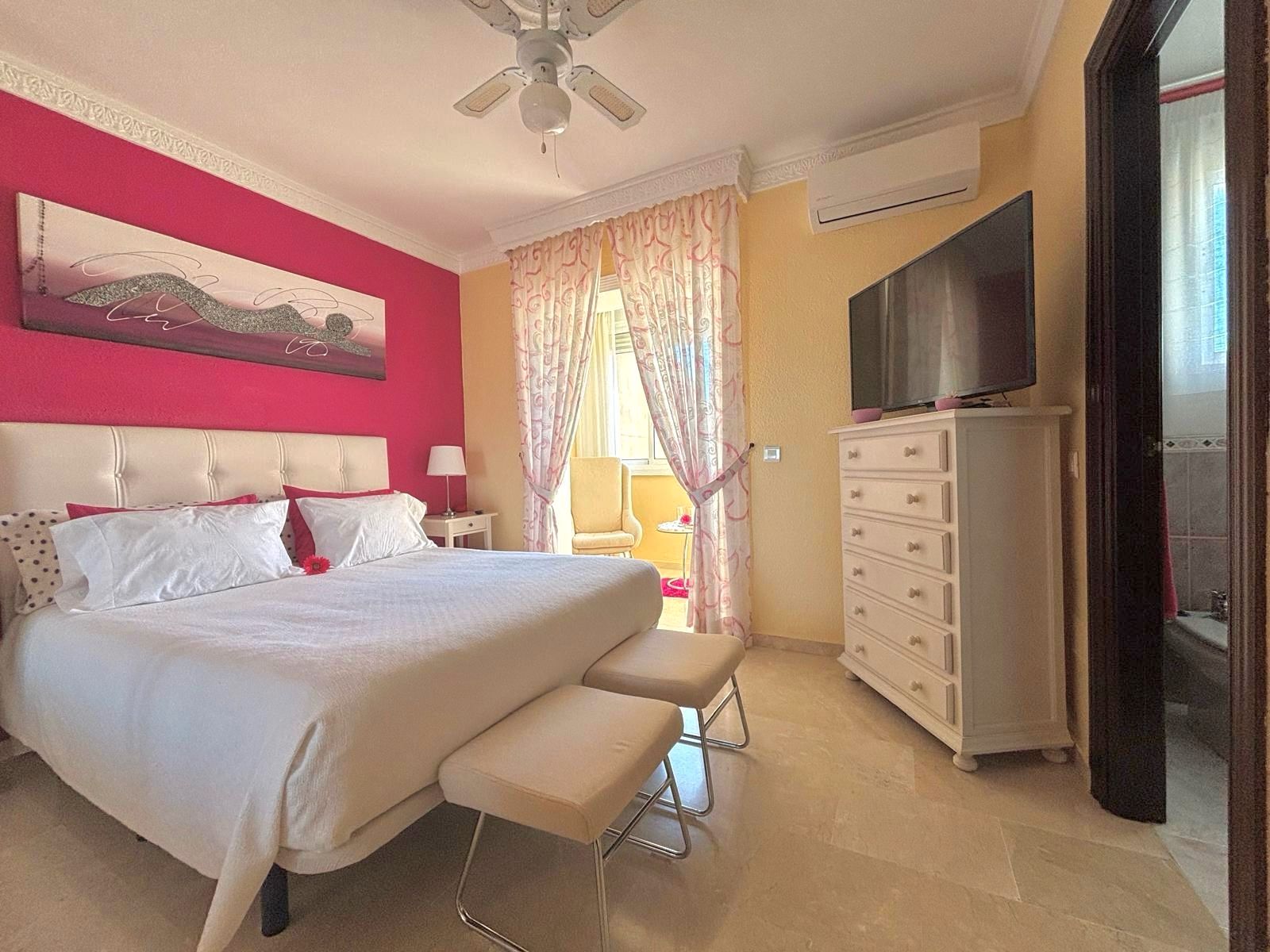 Habitación de Dúplex en venta en Benalmádena con Aire acondicionado y Piscina comunitaria