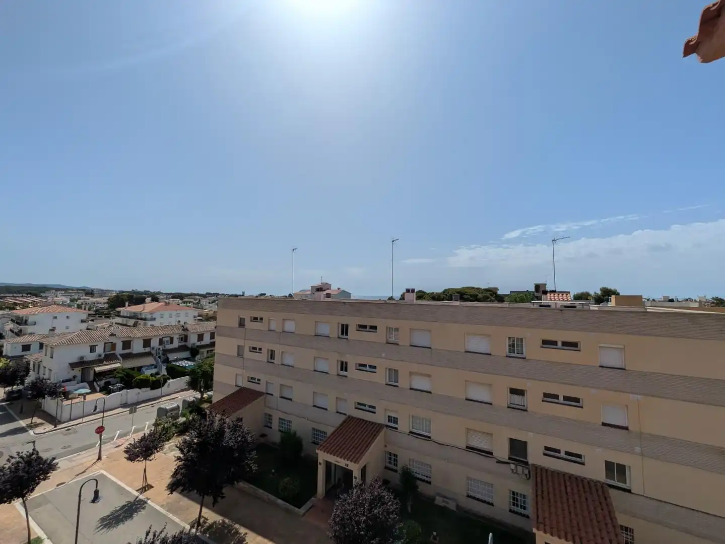 Vista exterior de Àtic en venda en Roda de Berà amb Jardí privat, Traster i Piscina