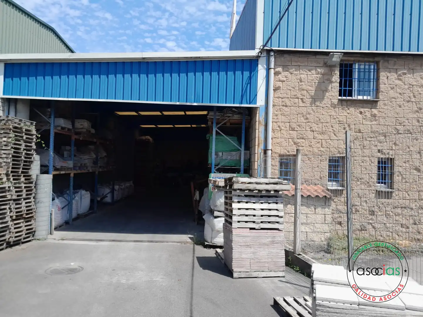 Vista exterior de Nave industrial en venta en Gijón 