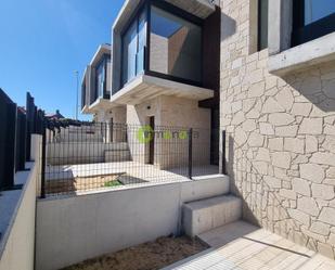 Vista exterior de Casa adosada en venda en Nigrán amb Calefacció, Jardí privat i Terrassa