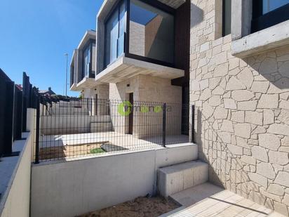 Vista exterior de Casa adosada en venda en Nigrán amb Calefacció, Jardí privat i Terrassa
