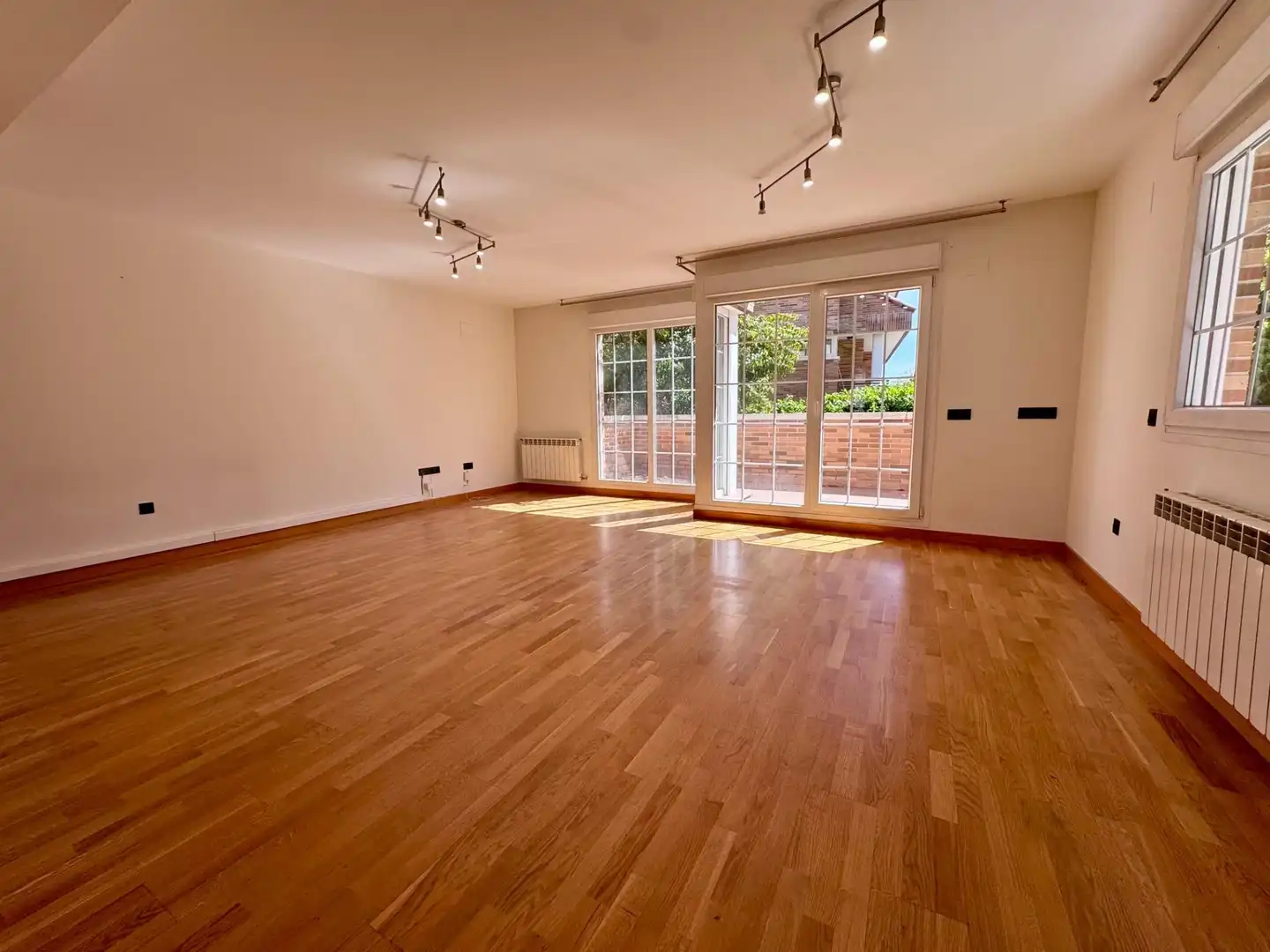 Sala de estar de Casa adosada en venta en Villanueva de la Cañada con Parquet