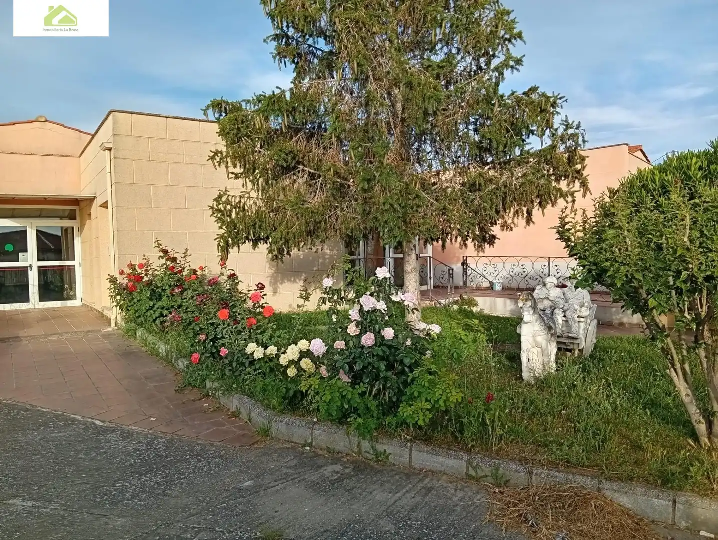 Außenansicht von Gebäude zum Verkauf in Gema