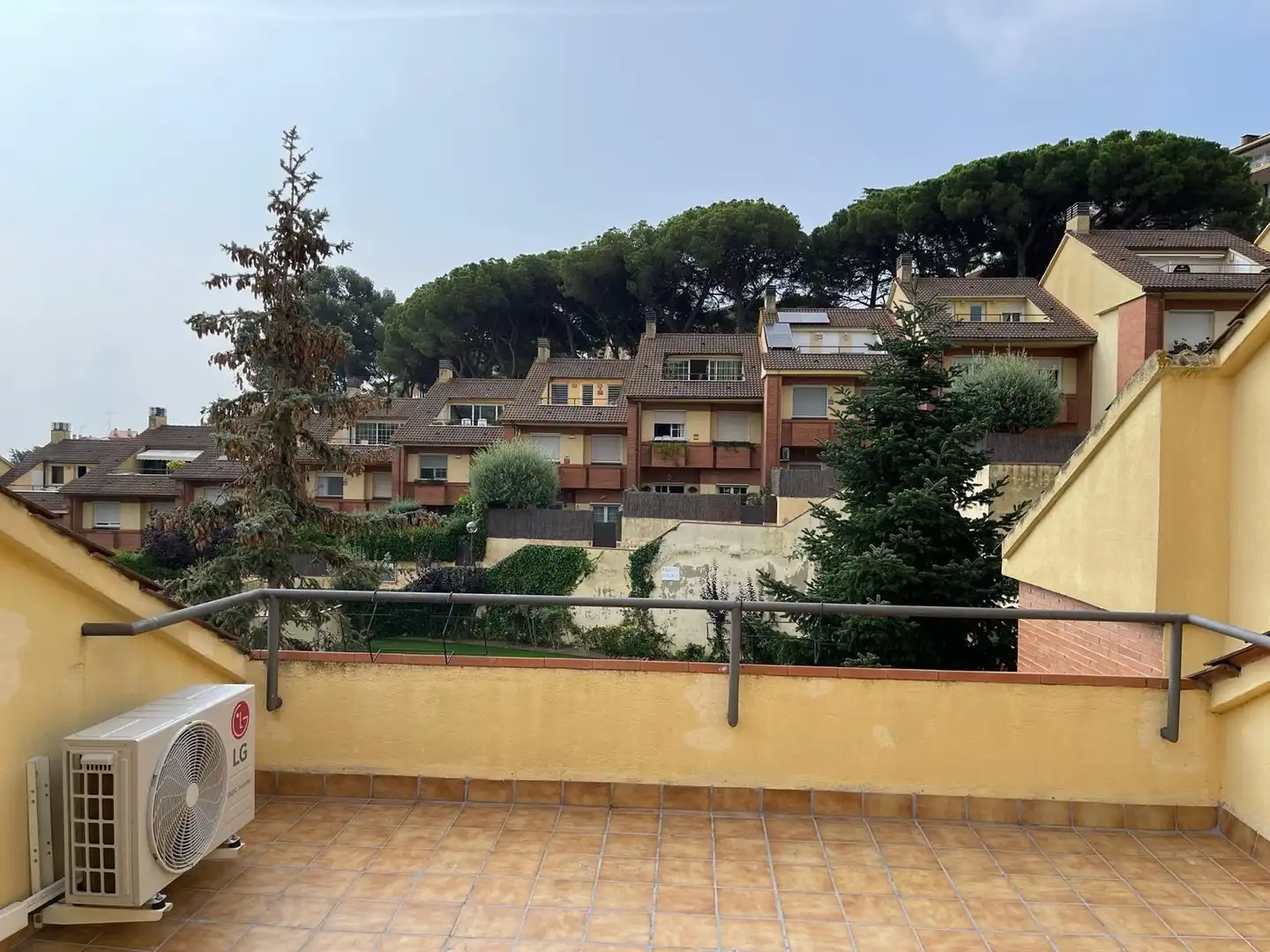 Außenansicht von Einfamilien-Reihenhaus zur Miete in Sant Andreu de Llavaneres mit Klimaanlage, Privatgarten und Balkon