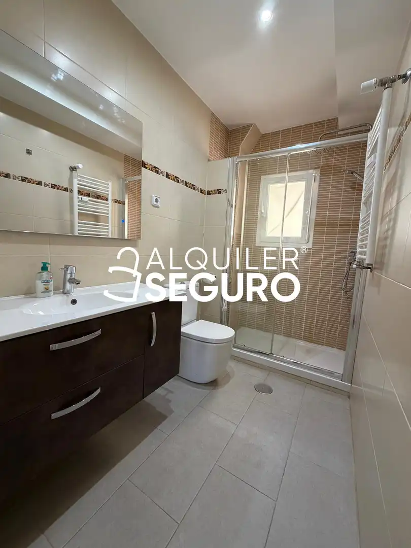 Badezimmer von Wohnung zur Miete in Madrid mit Klimaanlage, Heizung und Terrasse