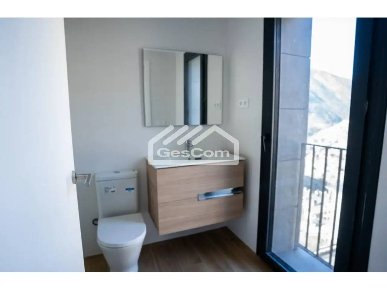 Baño de Piso de alquiler en Escaldes – Engordany con Calefacción y Balcón