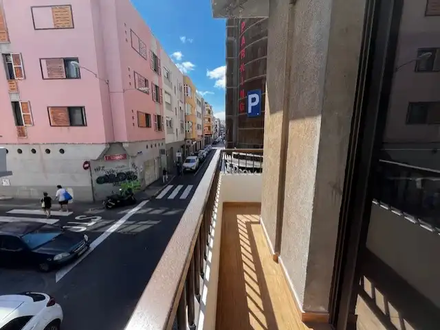 Vista exterior de Pis de lloguer en Las Palmas de Gran Canaria amb Moblat, Rentadora i Balcó