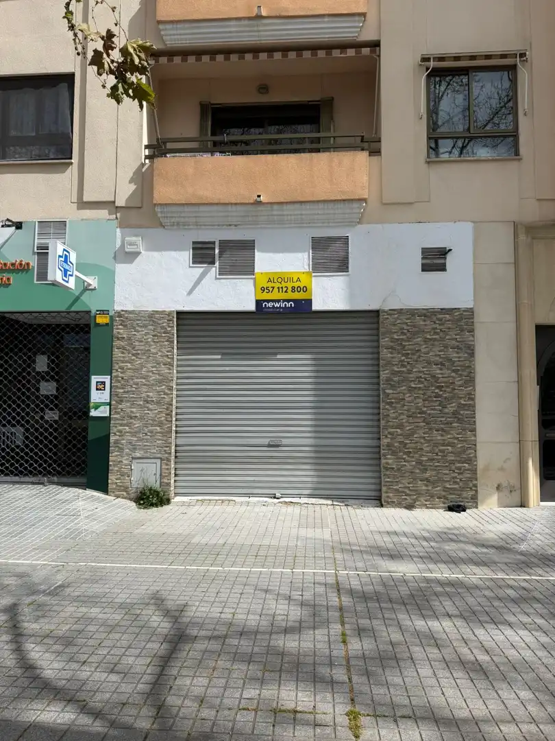 Local comercial de lloguer a Avenida del Arroyo del Moro 2