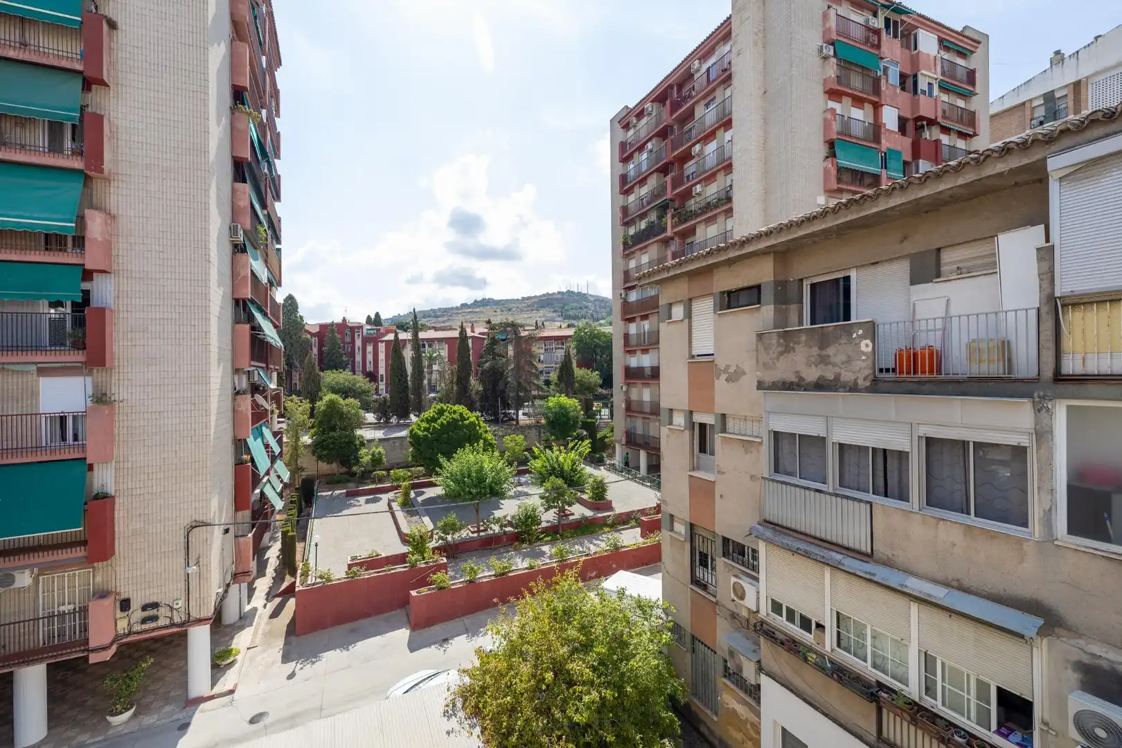 Vista exterior de Pis en venda en Granada amb Calefacció, Terrassa i Traster