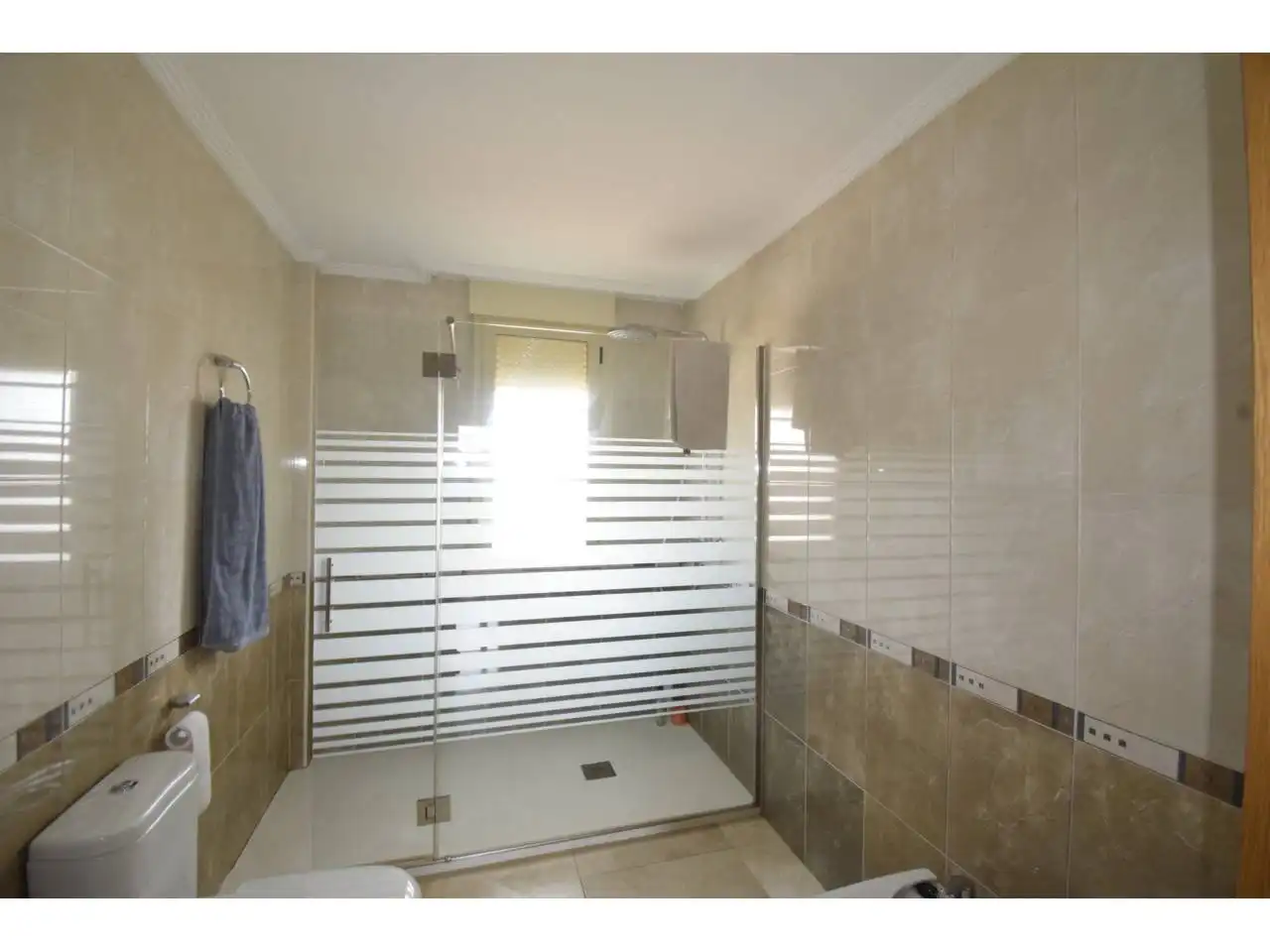 Bany de Casa o xalet en venda en León Capital  amb Calefacció, Parquet i Terrassa