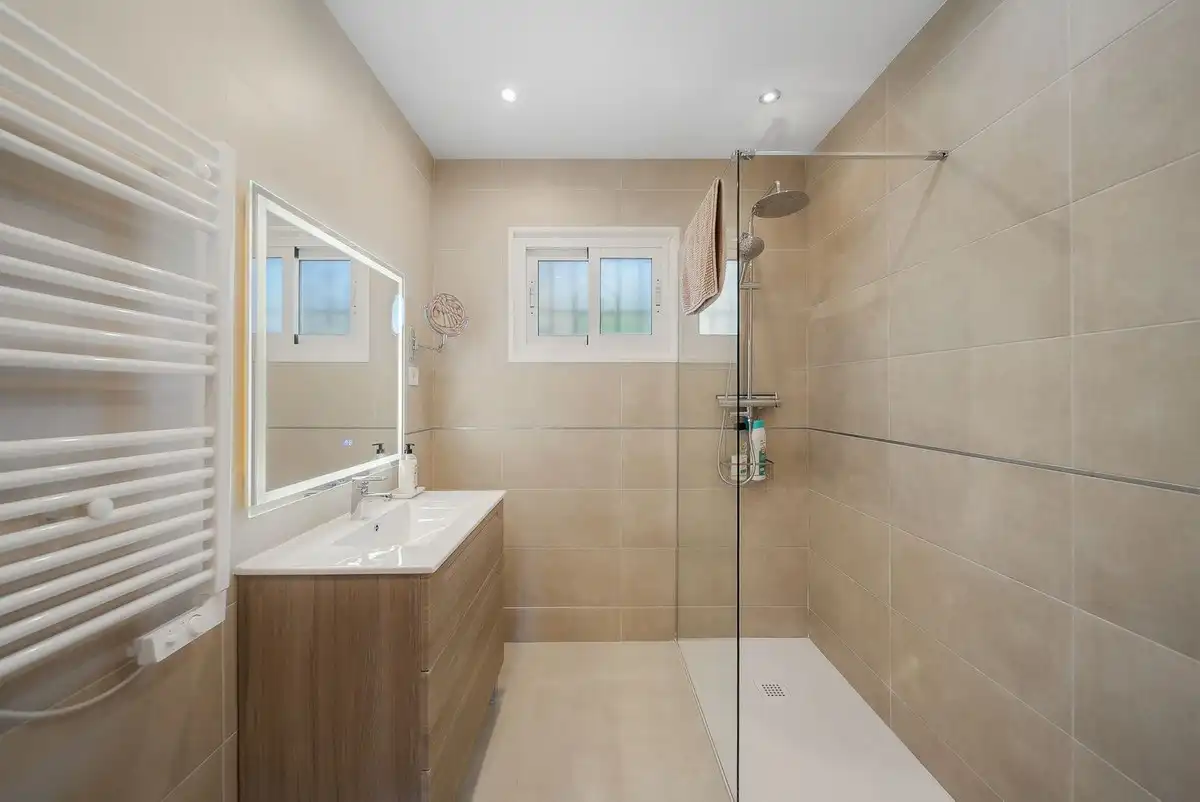 Bathroom of Houses for sale in Benalmádena