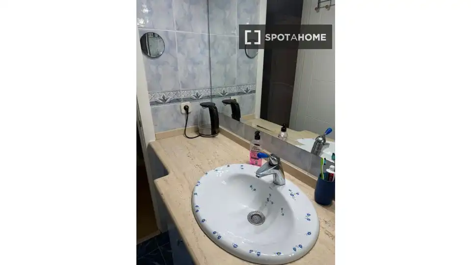 Bathroom of Flat for share in Leganés  with Air Conditioner, Heating and Furnished