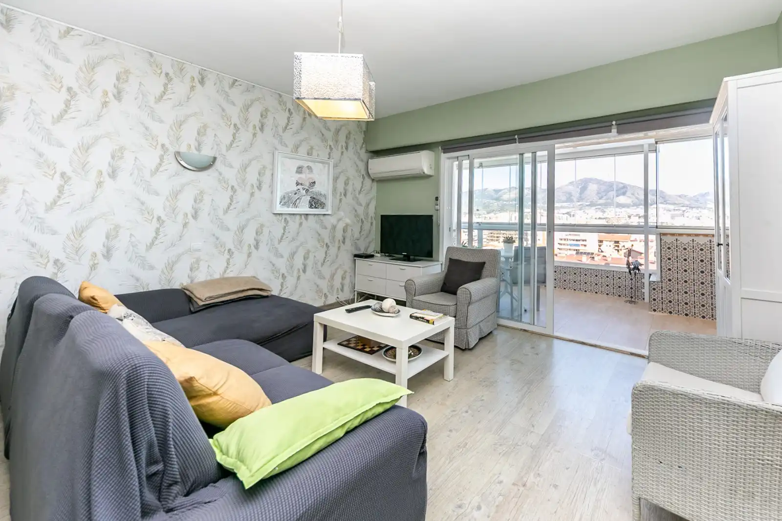 Wohnzimmer von Dachboden zur Miete in Fuengirola mit Klimaanlage, Terrasse und Möbliert