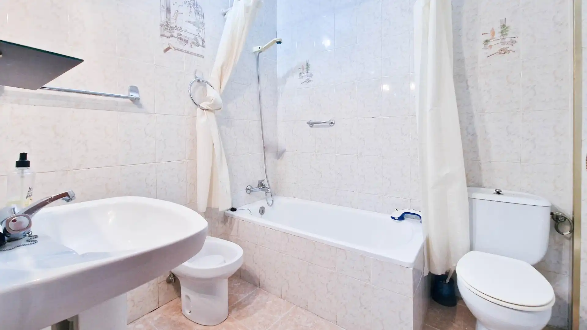 Baño de Casa o chalet en venta en Cheles con Terraza, Trastero y Balcón