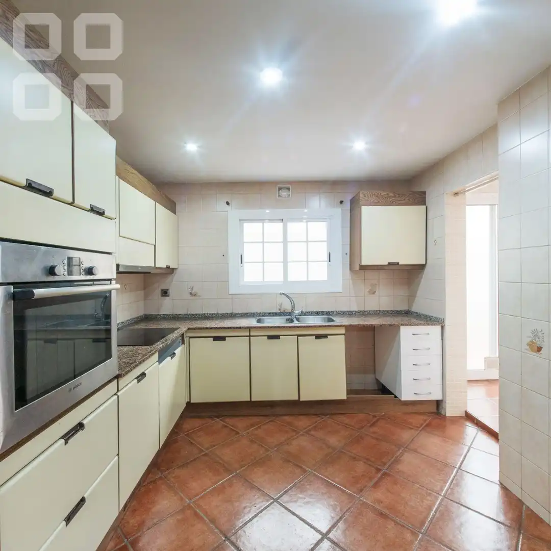 Cocina de Piso en venta en L'Hospitalet de Llobregat con Parquet, Terraza y Balcón