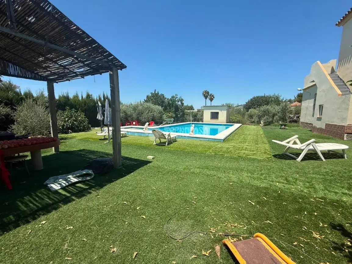 Schwimmbecken von Country house zum Verkauf in Arahal mit Klimaanlage, Heizung und Balkon
