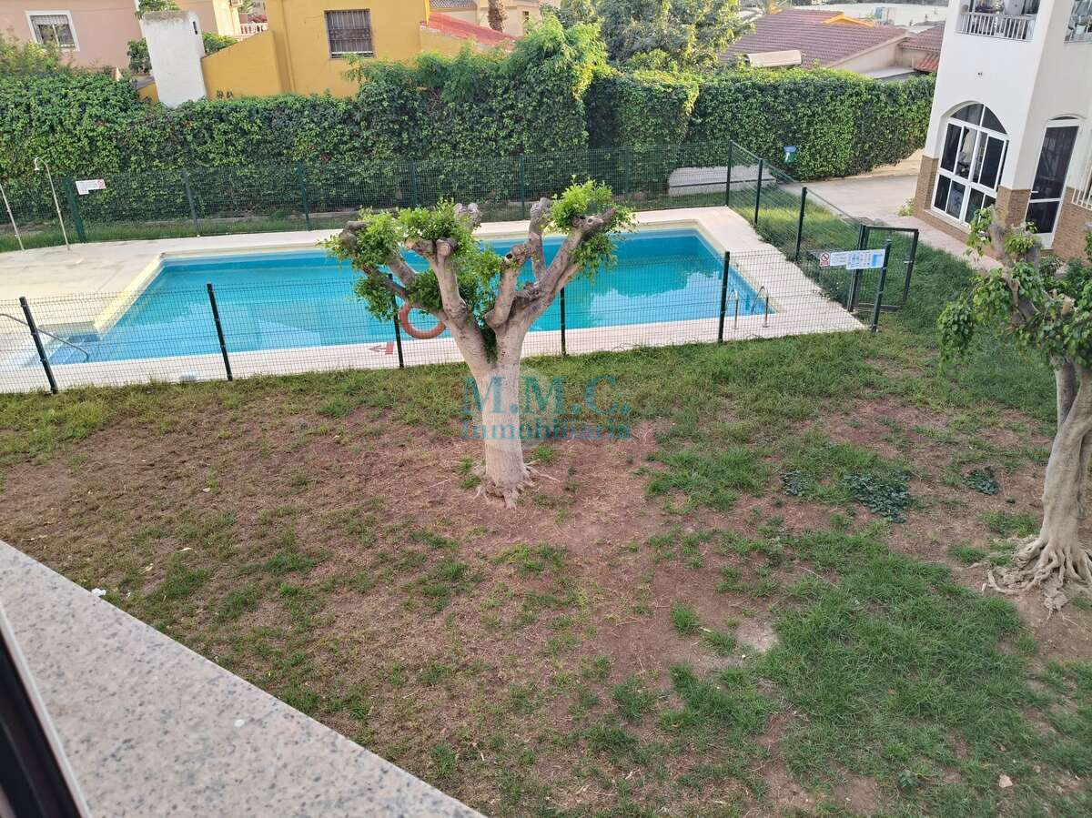 Piscina de Pis de lloguer en Roquetas de Mar amb Moblat i Balcó