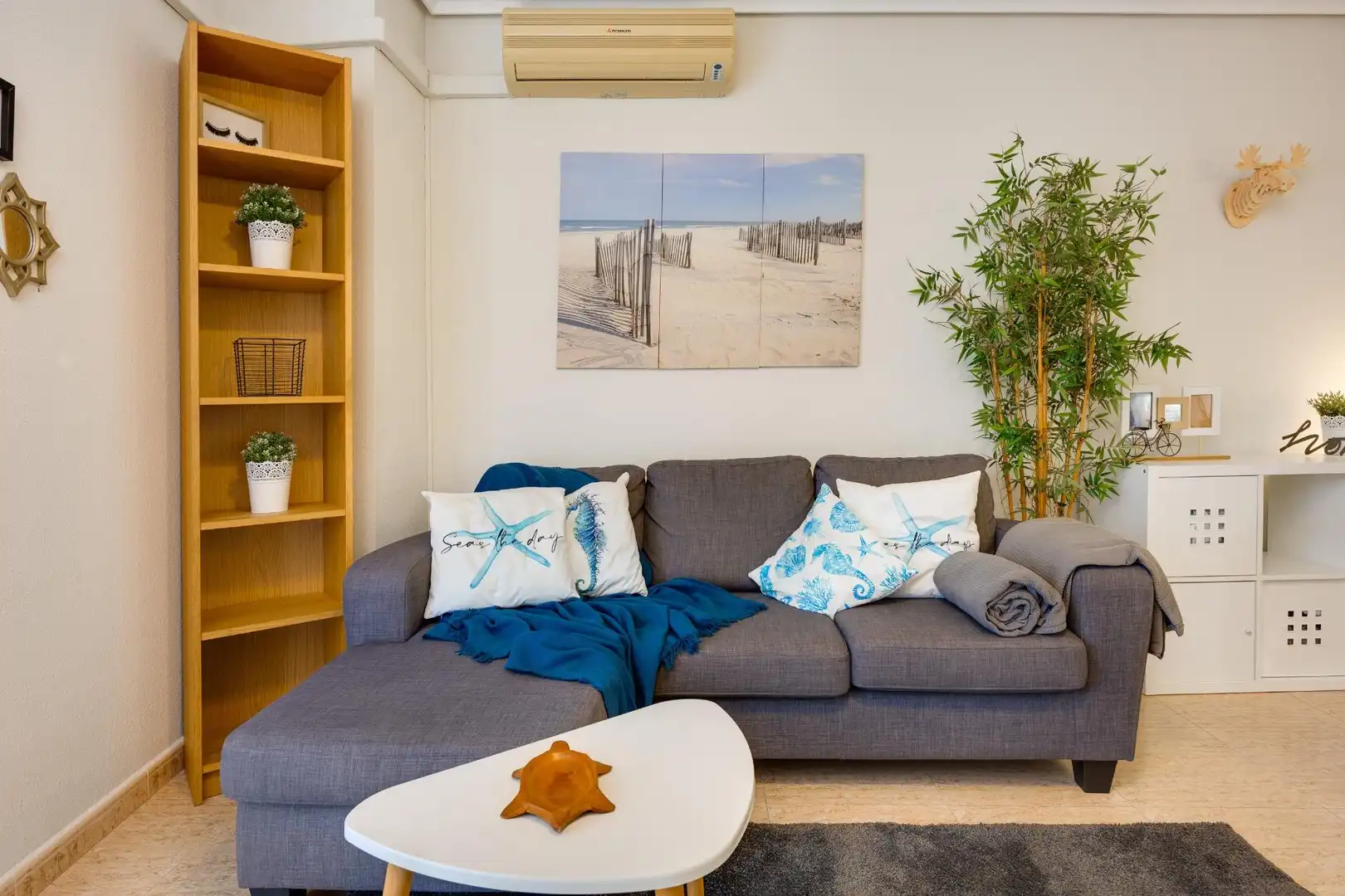 Sala d'estar de Apartament en venda en Torrevieja amb Aire condicionat, Terrassa i Moblat