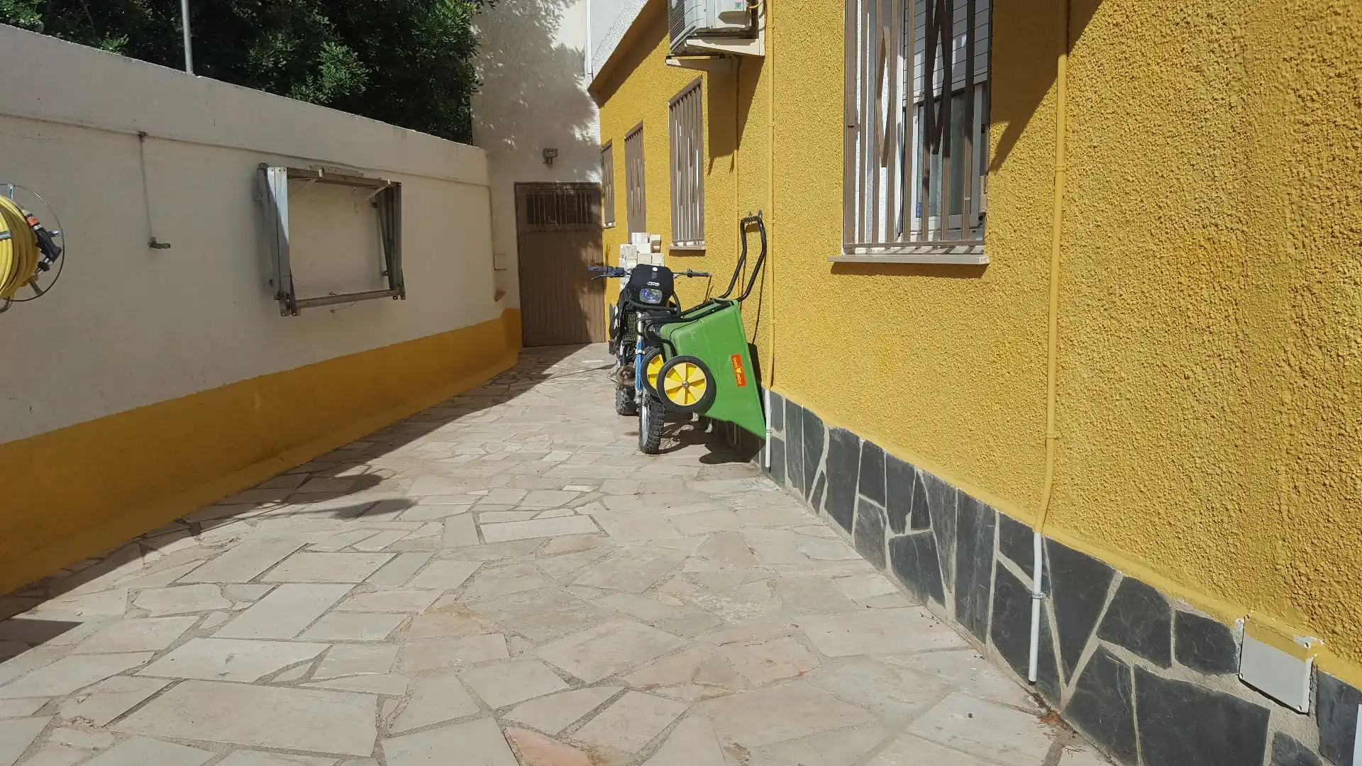 Vista exterior de Casa o xalet en venda en Tortosa amb Aire condicionat, Jardí privat i Traster