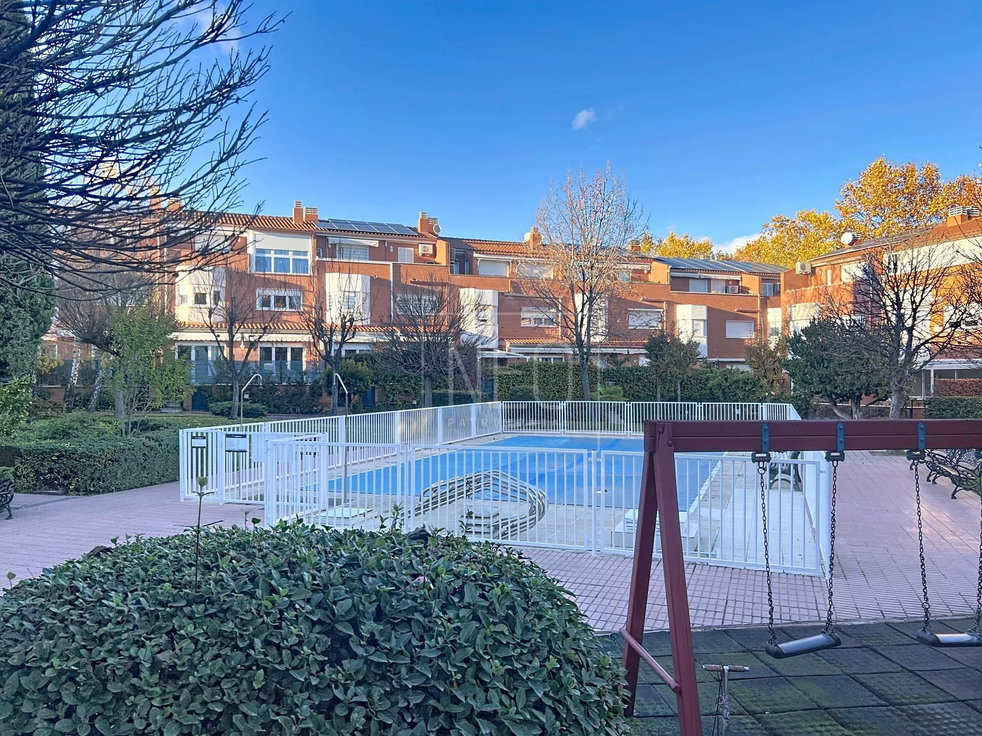 Piscina de Casa adosada en venda en  Madrid Capital amb Calefacció