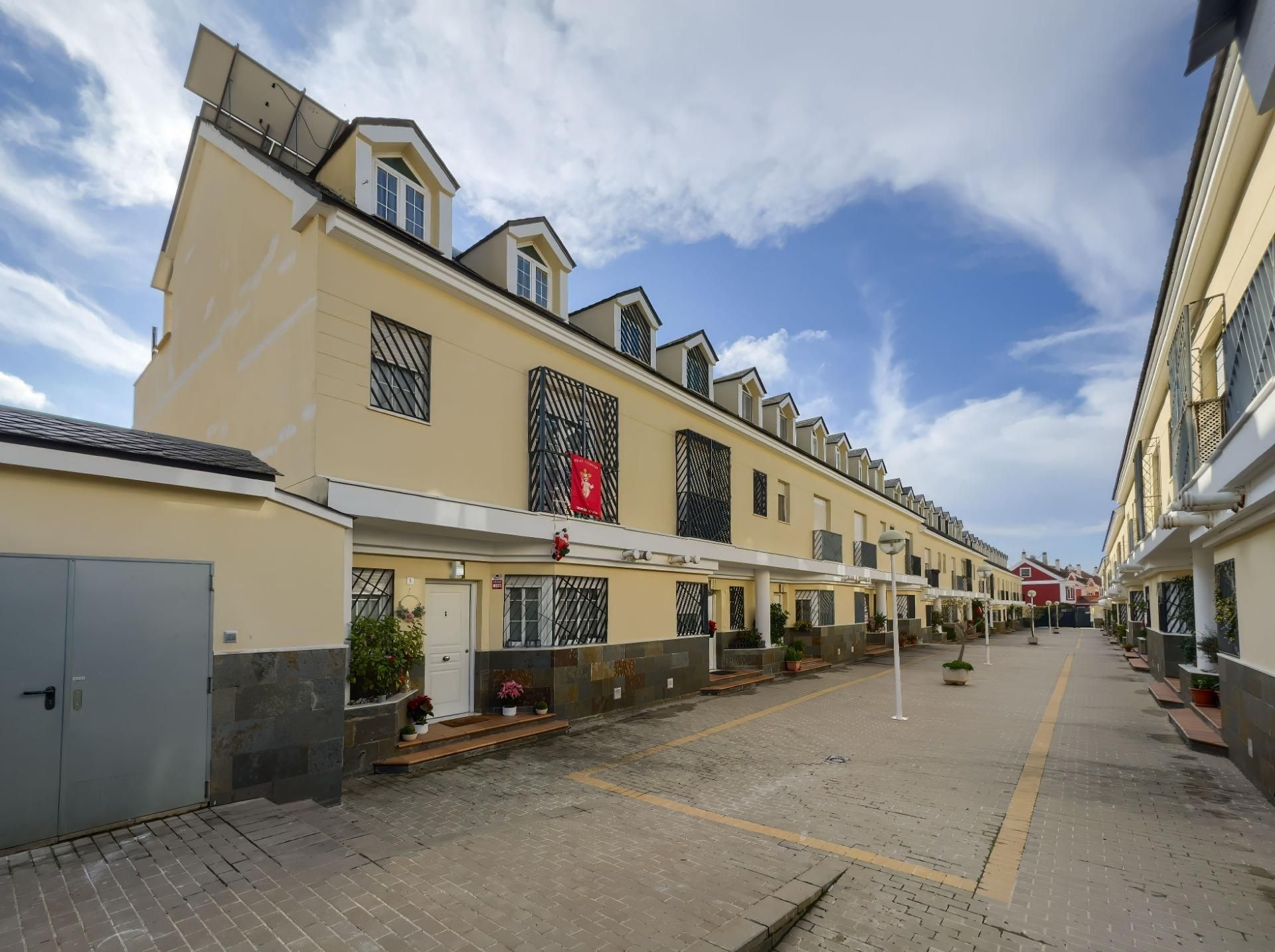 Vista exterior de Casa o xalet en venda en Montequinto amb Aire condicionat, Terrassa i Traster