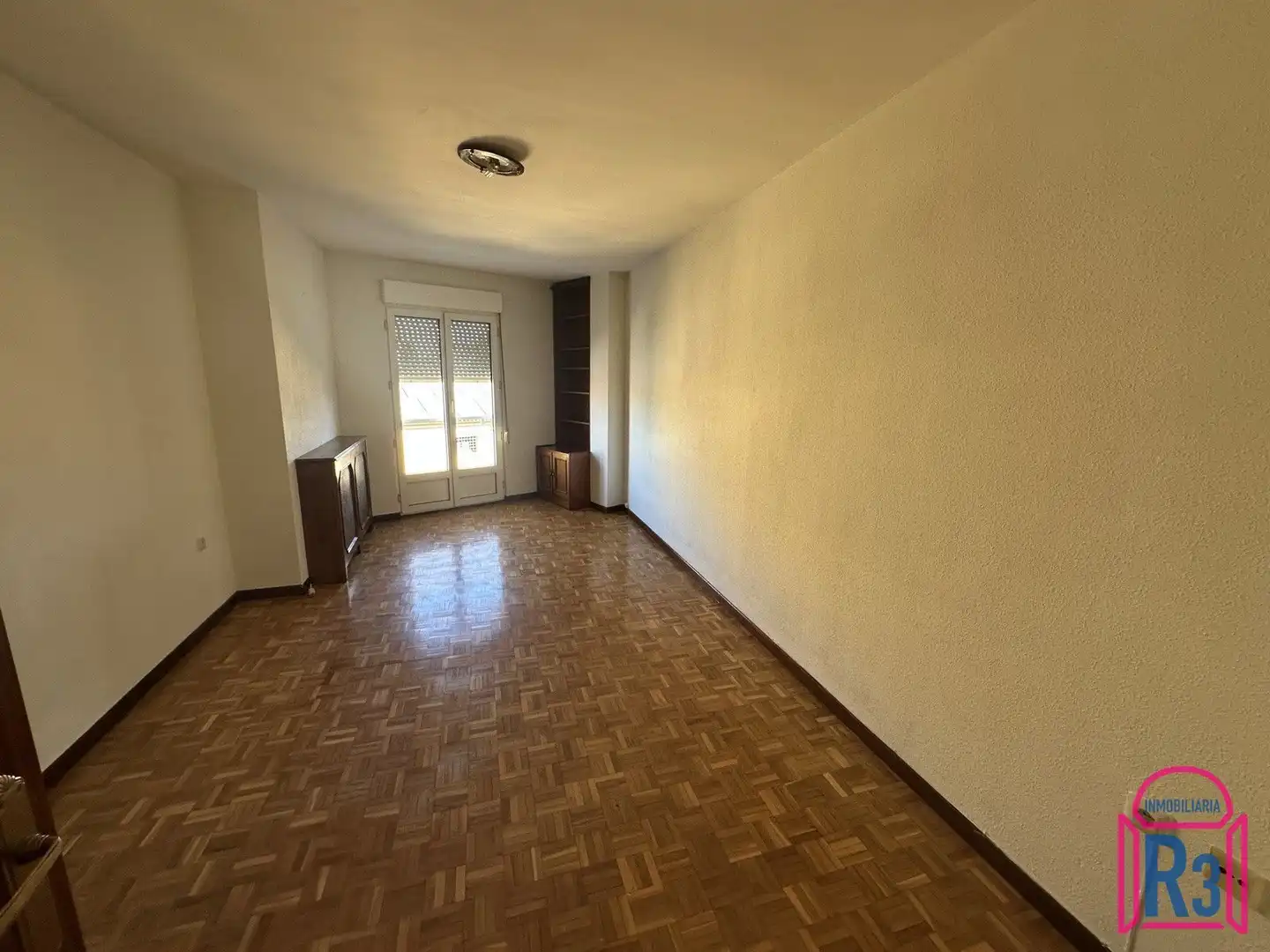 Sala d'estar de Apartament en venda en León Capital  amb Calefacció, Terrassa i Moblat