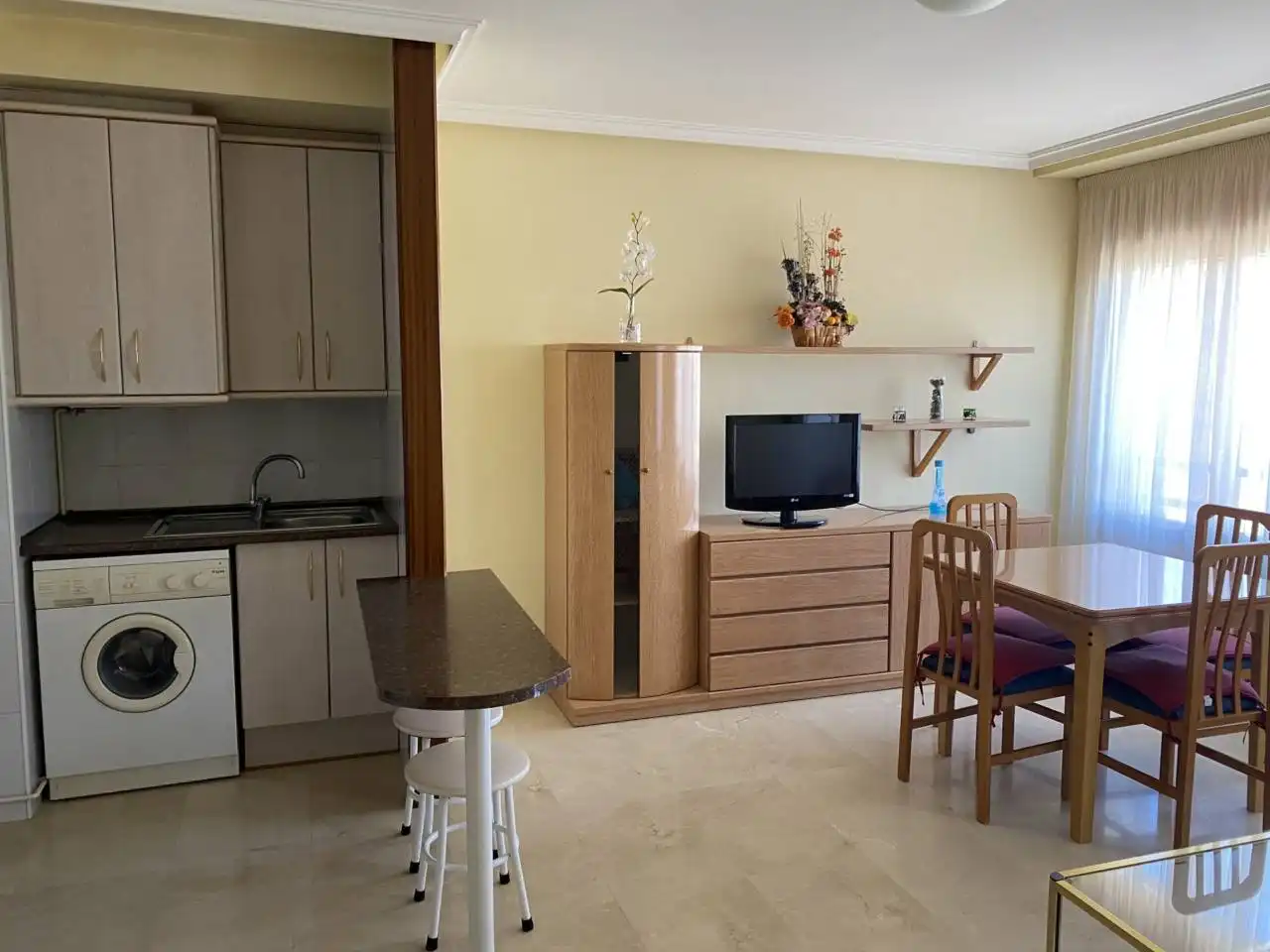 Living room of Flat for rent in Alcañiz  with Heating, Furnished and Balcony